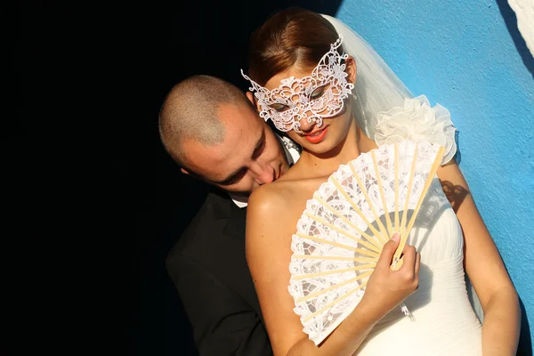 Noivo beijando sua noiva — Fotografia de Stock