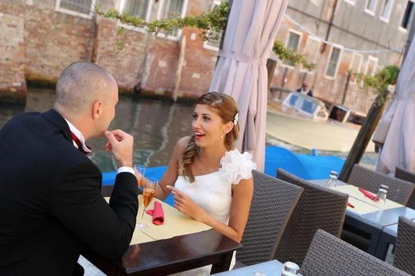Жених и невеста в Венеции пьют бокал вина — стоковое фото
