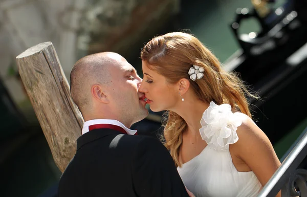 Bride and groom kising in port — Stock Photo, Image