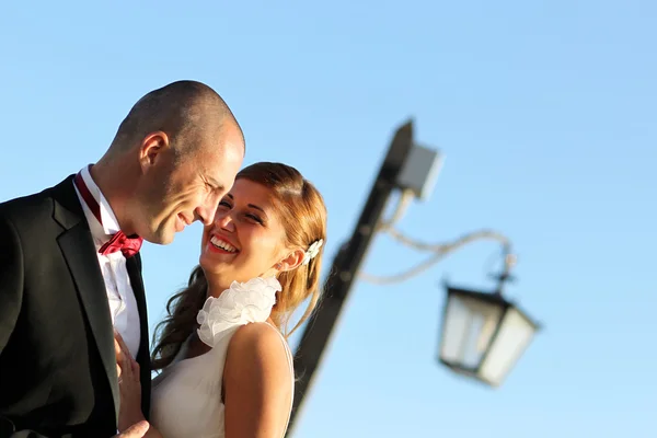 Bruden och brudgummen skrattar — Stockfoto