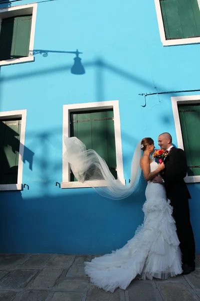 Bride and groom in the city — Stock Photo, Image