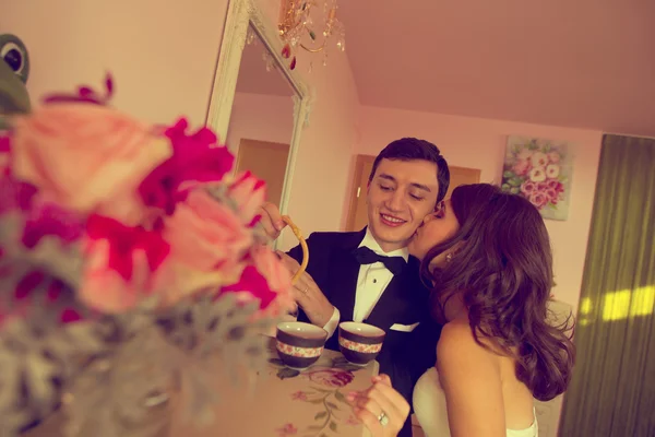 Bride kissing her groom in their wedding day — Stock Photo, Image