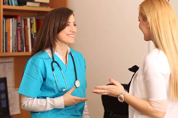 Två kvinnliga läkare talar på jobbet — Stockfoto