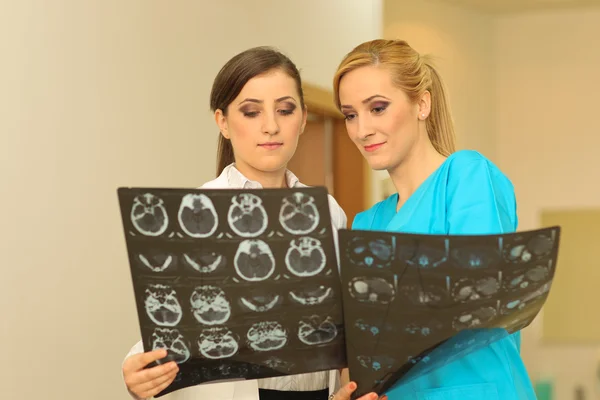 Due medici donne che controllano una tomografia — Foto Stock