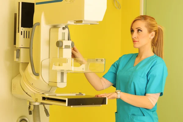 Médico de uniforme no trabalho — Fotografia de Stock