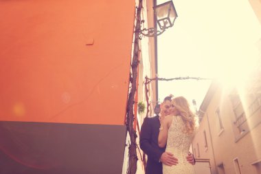 Gelin ve damat şehirde sarılma