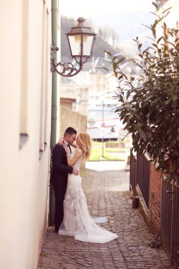 Gelin ve damat Beyaz Saray kucaklayan