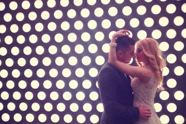 Gelin ve damat kucaklıyor