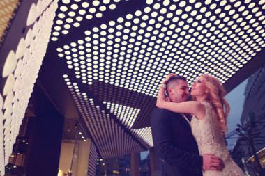 Gelin ve damat kucaklıyor