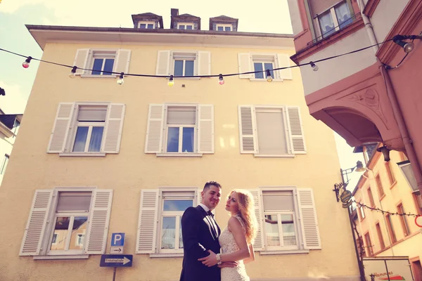 Bride and groom near house — Stock Photo, Image