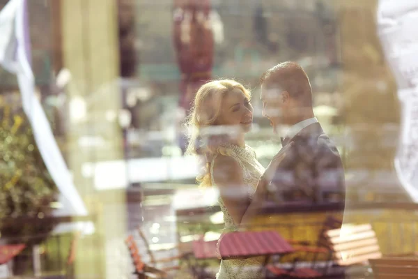 Braut und Bräutigam durch ein Fenster gesehen — Stockfoto