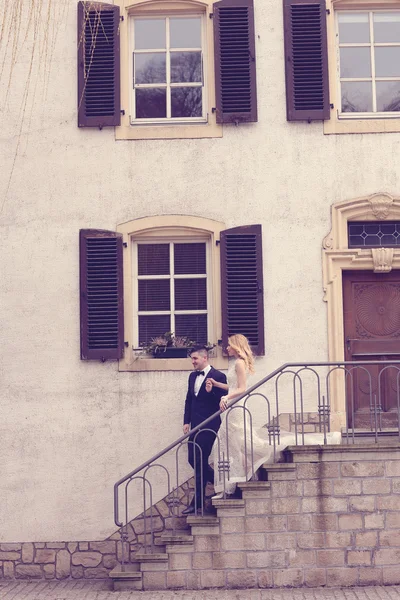 Pareja nupcial en las escaleras de su casa — Foto de Stock