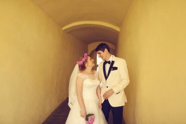 Gelin ve damat bir dar sokakta