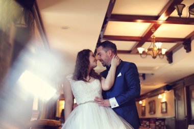 Bir restoranda gelin Çift