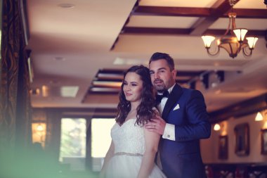 Bir restoranda gelin Çift