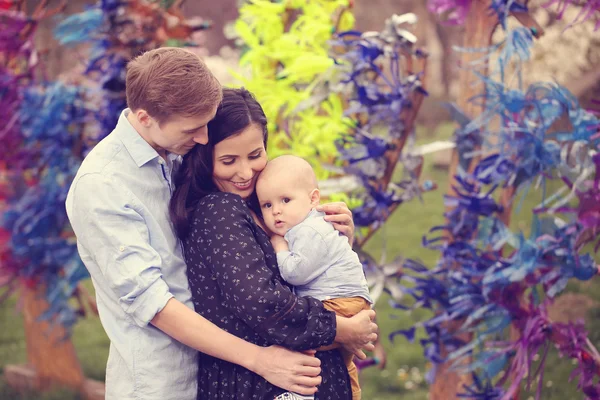 Glückliche Familie im Park — Stockfoto