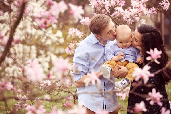 Famille heureuse dans le parc — Photo