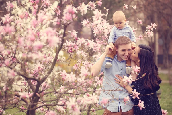 Lycklig familj i parken — Stockfoto