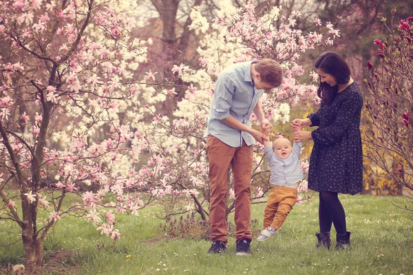 Famille heureuse dans le parc — Photo