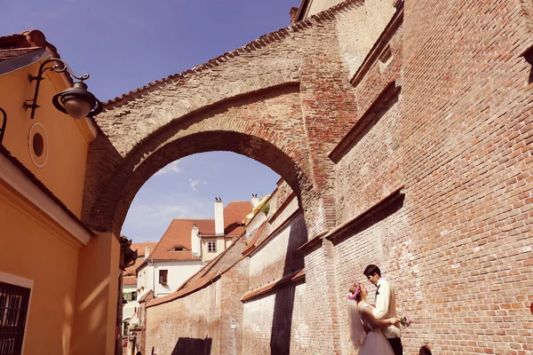 Bruid en bruidegom wandelen in oude stad — Stockfoto