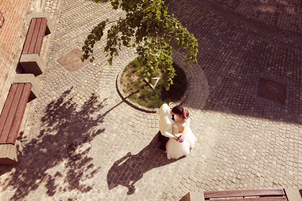 Noiva e noivo andando na cidade velha — Fotografia de Stock