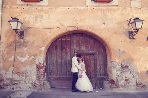 Novia y novio caminando en la ciudad vieja — Foto de Stock