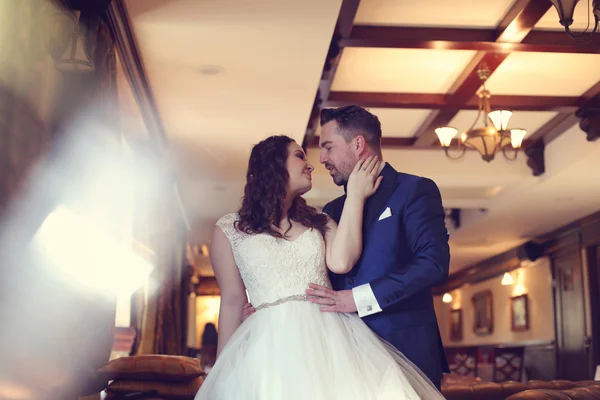 Bridal couple in a restaurant — Stock Photo, Image