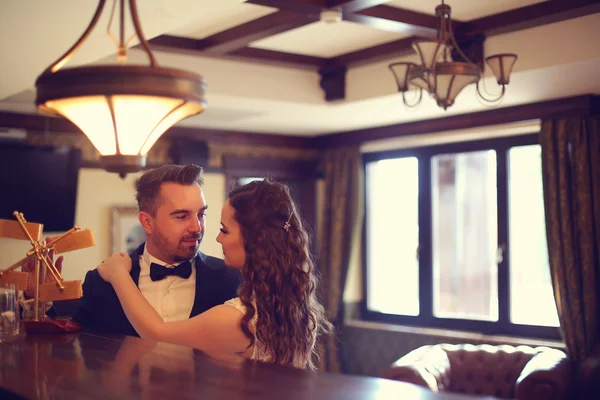 Bridal couple in a restaurant — Stock Photo, Image