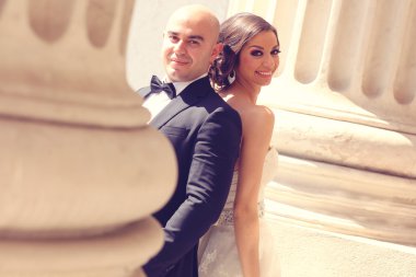 Gelin ve damat sütunları kucaklayan