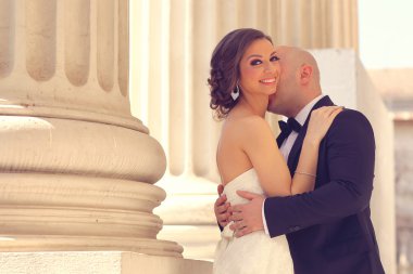 Gelin ve damat sütunları kucaklayan