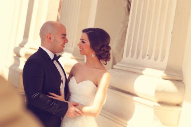 Gelin ve damat sütunları kucaklayan