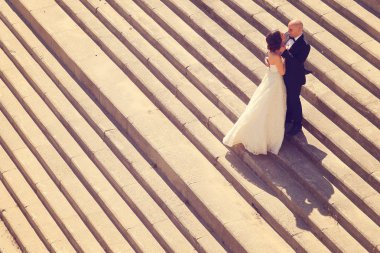 Gelin ve damat merdivenlerde