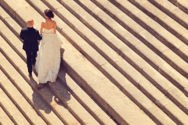 Gelin ve damat merdivenlerde