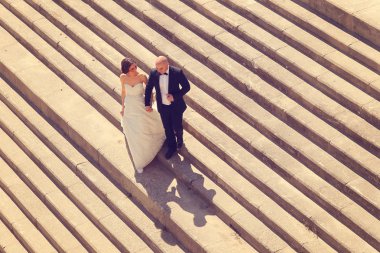 Gelin ve damat merdivenlerde