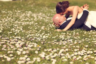 Gelin ve damat ile kır çiçekleri silüetler olarak