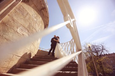 Gelin ve damat merdivenlerde