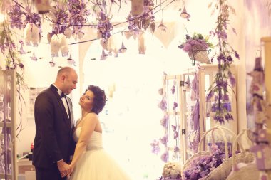 Gelin ve damat kucaklıyor