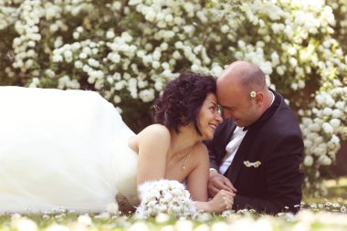 Gelin ve damat marguerite sahada döşeme