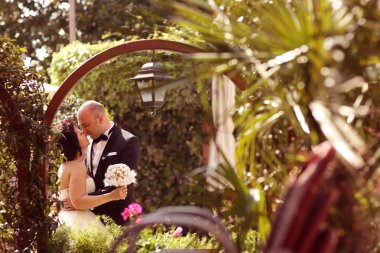 Gelin ve damat kucaklıyor