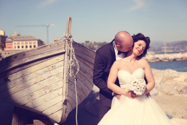 Gelin ve damat tekne yakınındaki
