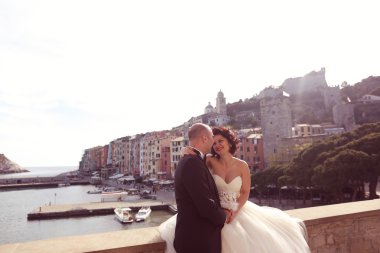 Gelin ve damat sarılıyor.