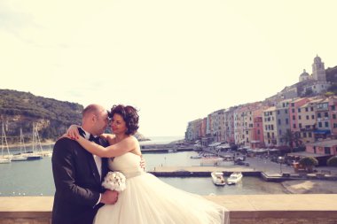 Gelin ve damat sarılıyor.