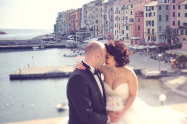 Gelin ve damat sarılıyor.