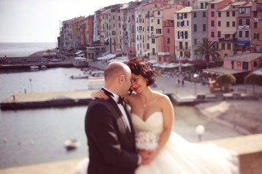 Gelin ve damat sarılıyor.