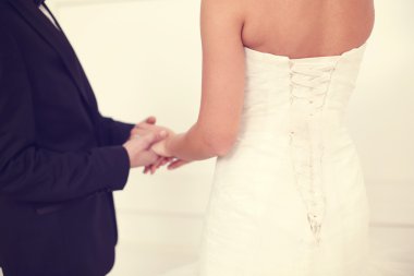 Gelin ve damat tutan eller