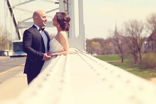 Sposa e sposo sul ponte bianco — Foto Stock