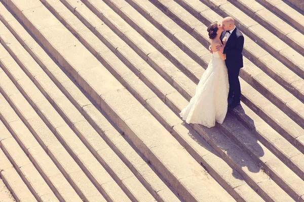 Gelin ve damat merdivenlerde — Stok fotoğraf