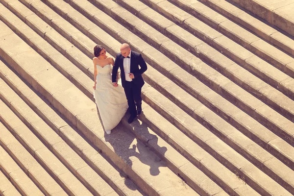 Bride and groom on stairs — Stock Photo, Image