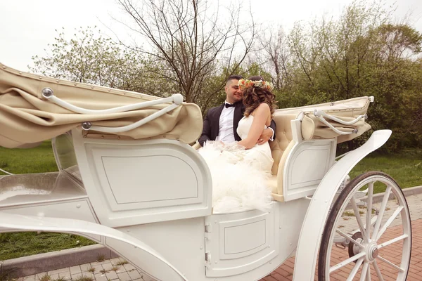 Novia y novio en un carro blanco —  Fotos de Stock