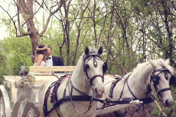Menyasszony és a vőlegény ül egy fehér kocsi — Stock Fotó